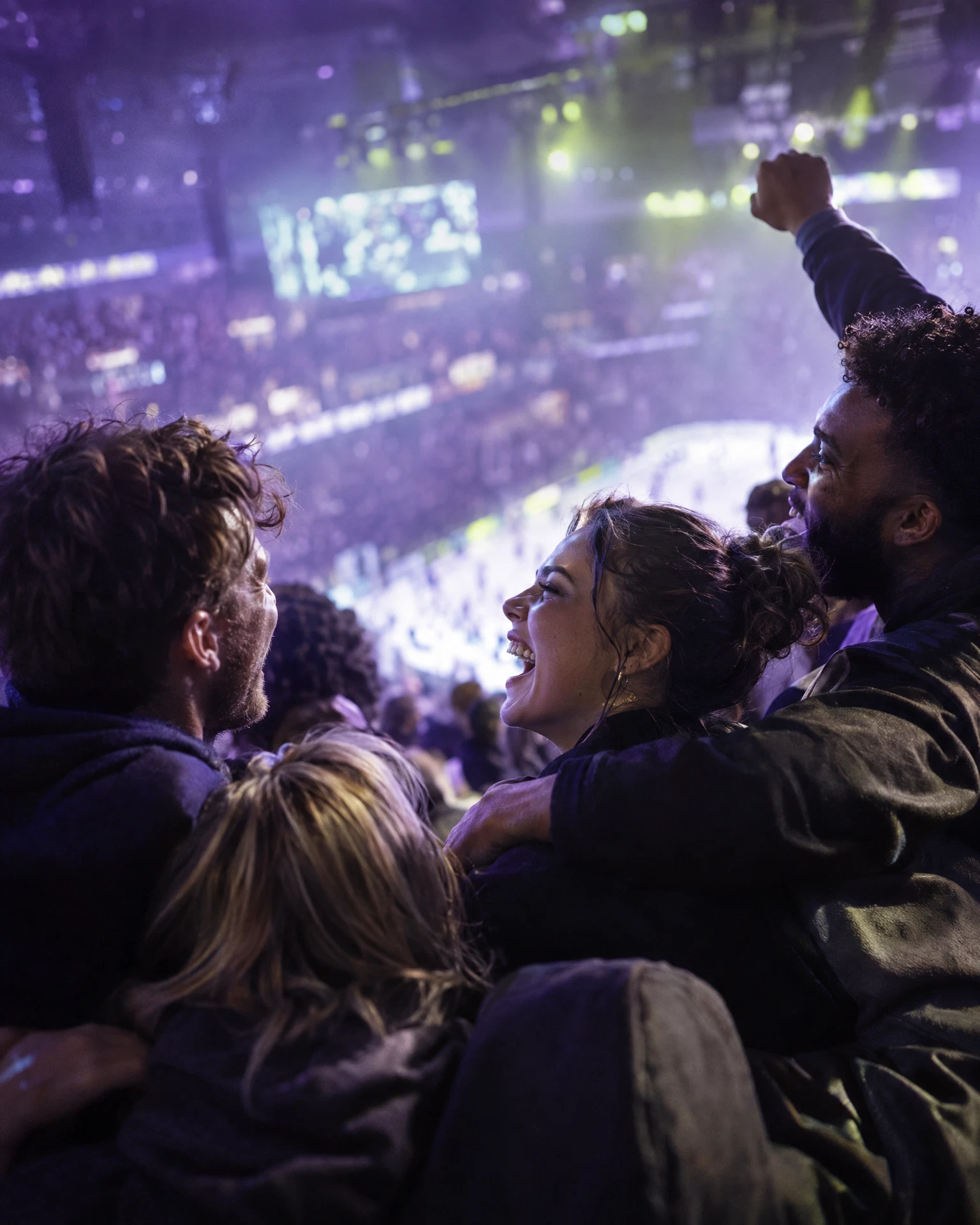 Fans erleben gemeinsam einen besonderen Moment in einer Sportarena