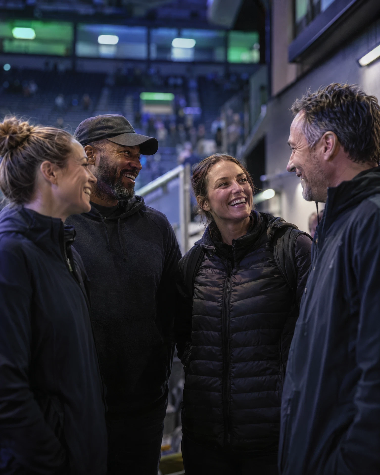 Sportbegeisterte kommen nach einem gemeinsamen Event ins Gespräch